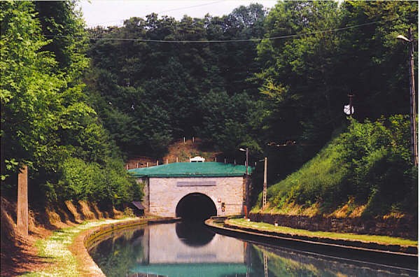 Canal de Saint-Quentin Portail d'entrée sud du souterrain de Riqueval 