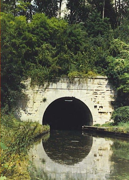 Canal de Saint-Quentin Portail d'entrée sud du souterrain de Le Haucourt 