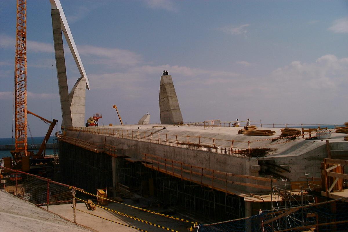 Pendant la construction: Manoeuvre d'élévation des poutres principales 