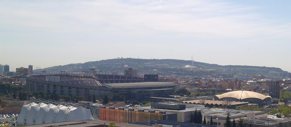 Fiche média no. 107674 Camp Nou, au cotè le Palau Blaugrana, au fond, en Montjuic L'Stade olympique de Barcelone, le Palais des Sports Sant Jordi, et la Tour de communication de Montjuic