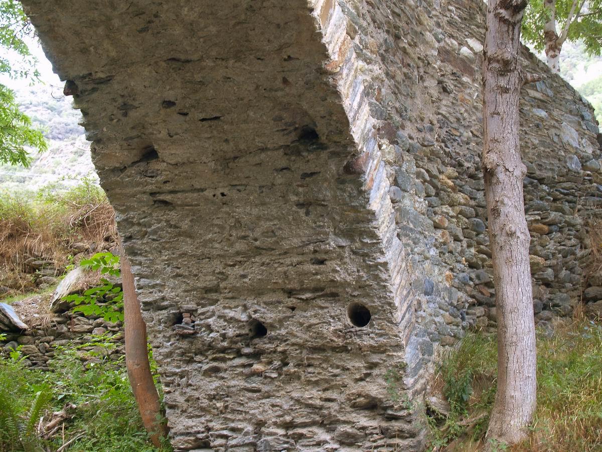Detail of the stirrup of the arch. The holes can be seen for the centering construction of the arch 