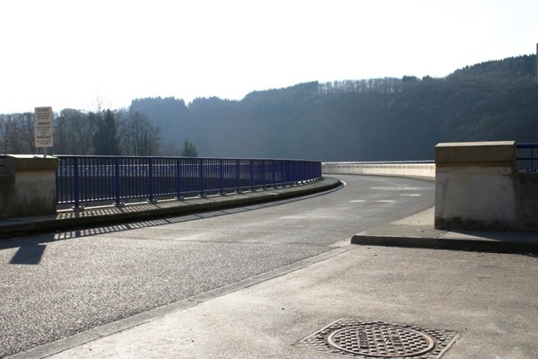 Barrage d'Esch-sur-Sûre route sur le barrage vu de la rive gauche 
