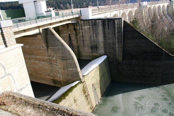 Barrage d'Eupen le pont sur la sortie des vannes de décharge 