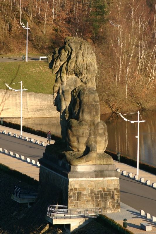 Lion sur la couronne du barrage confectionné en grès du Luxembourg en provenance de la vallée de la Sûre 