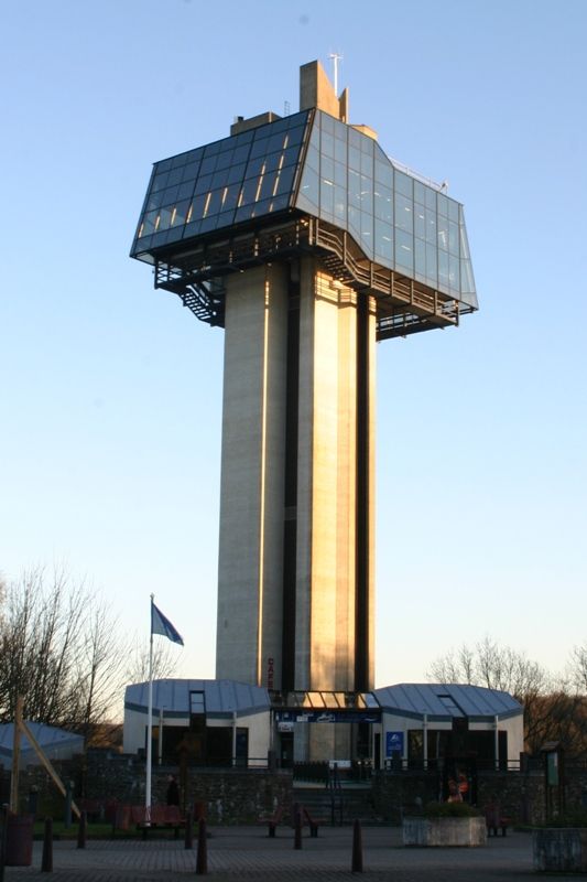 Tour d'observation sur le lac equipée d'un ascenseur 