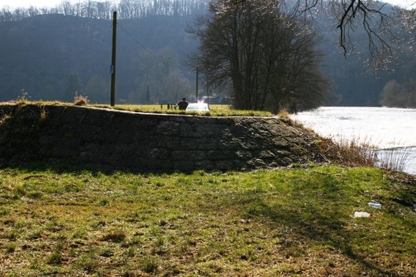 Bief amont de l'écluse N° 10 Tête de Garde dite de la Carrière du Charon Rive droite du canal et rive gauche de l'Ourthe 