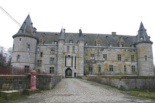 Vue sur le pont du Château de Fallais et la façade avec les vestiges des ponts levis 