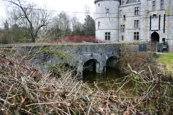 Die Brücke der Wasserburg Fallais 