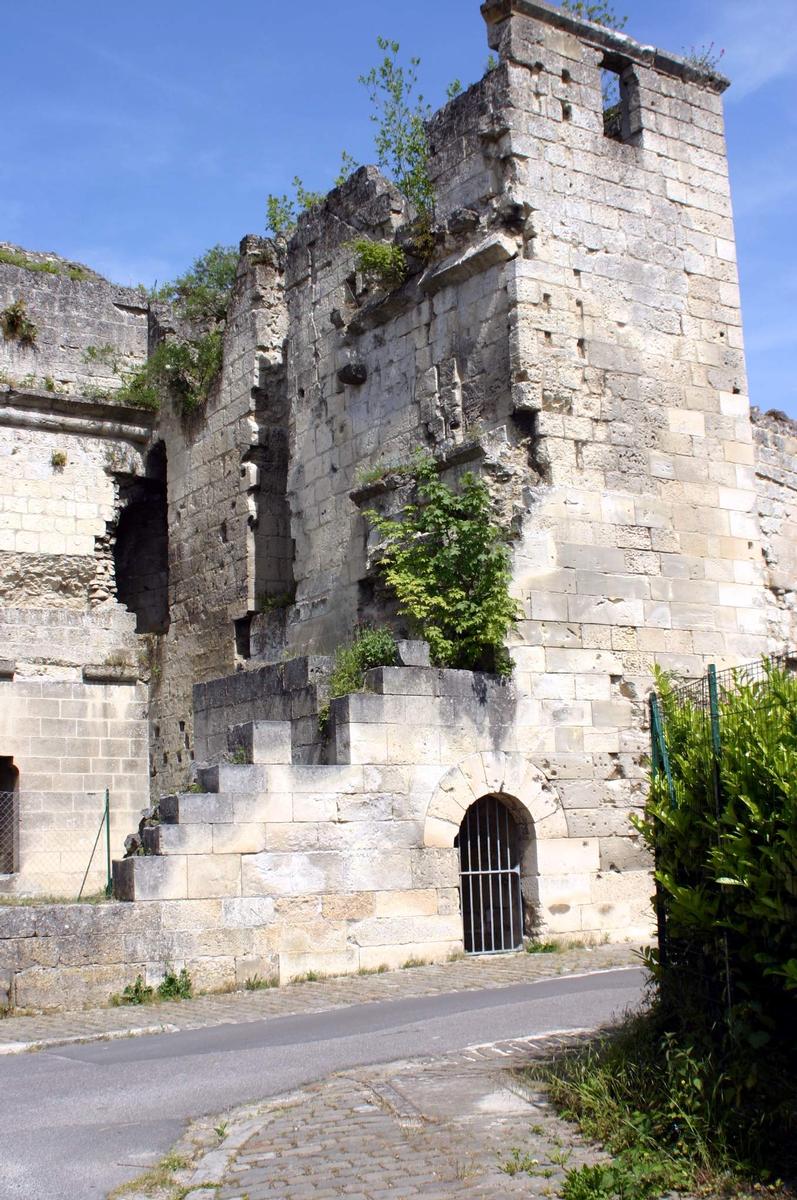 Château de Coucy, partie de la porte de Laon côté ville 