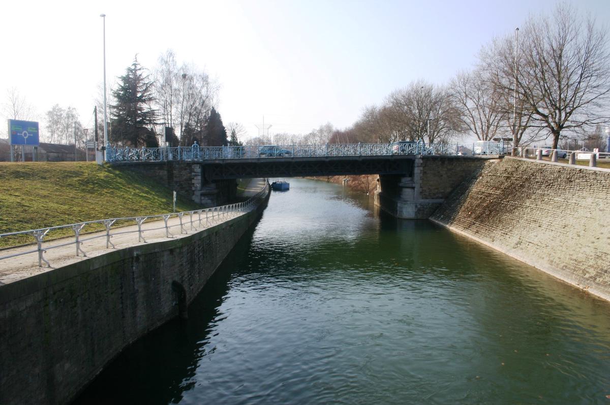 Schleuse Chênée auch Schleuse N° 2 Ausfahrt in Richtung des unteren Schleusenbeckens mit Sicht auf die Brücke über den Kanal 