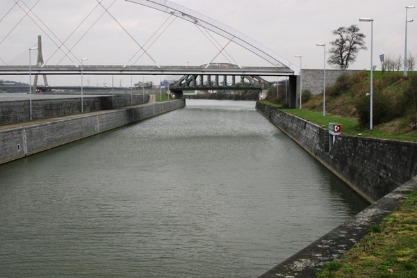 Mediendatei Nr. 58649 Monsin-Schleuse. Unteres Schleusenbecken in Richtung Monsin-Kanal und Maas. Man sieht vorne im Bild die Brücke Milsaucy, dahinter die Eisenbahnbrücke Monsin und links hinten den Pont de Wandre