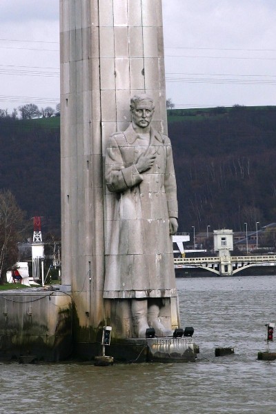 Die Statue von König Albert dem Ersten an der Einfahrt zum Kanal 