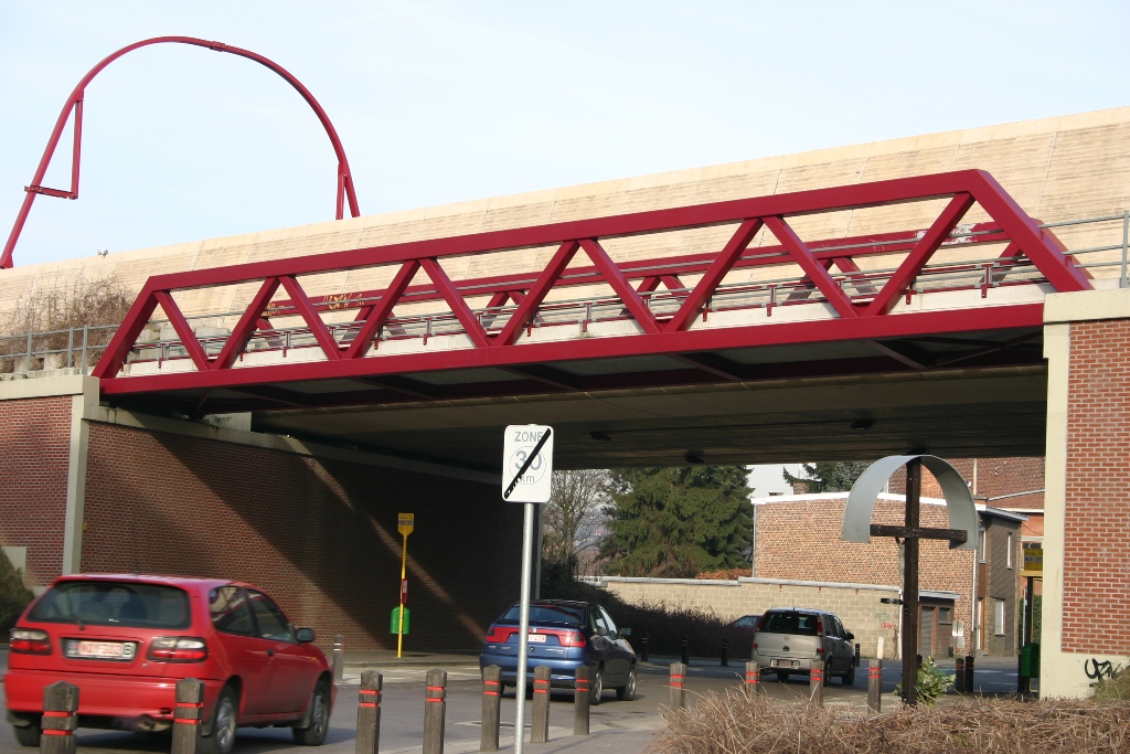 Eisenbahnbrücke und Fußgängerbrücke über die Rue Wauters in Vaux-sous-Chèvremont 