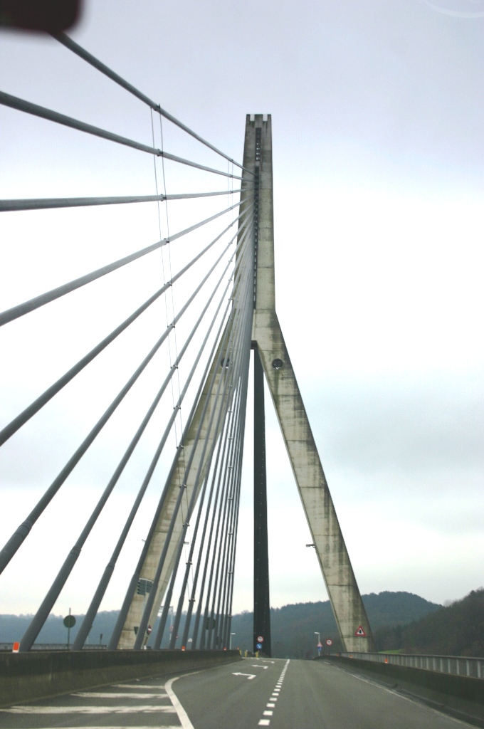 Le Pont Père Pire vu de la rive gauche de la Meuse 