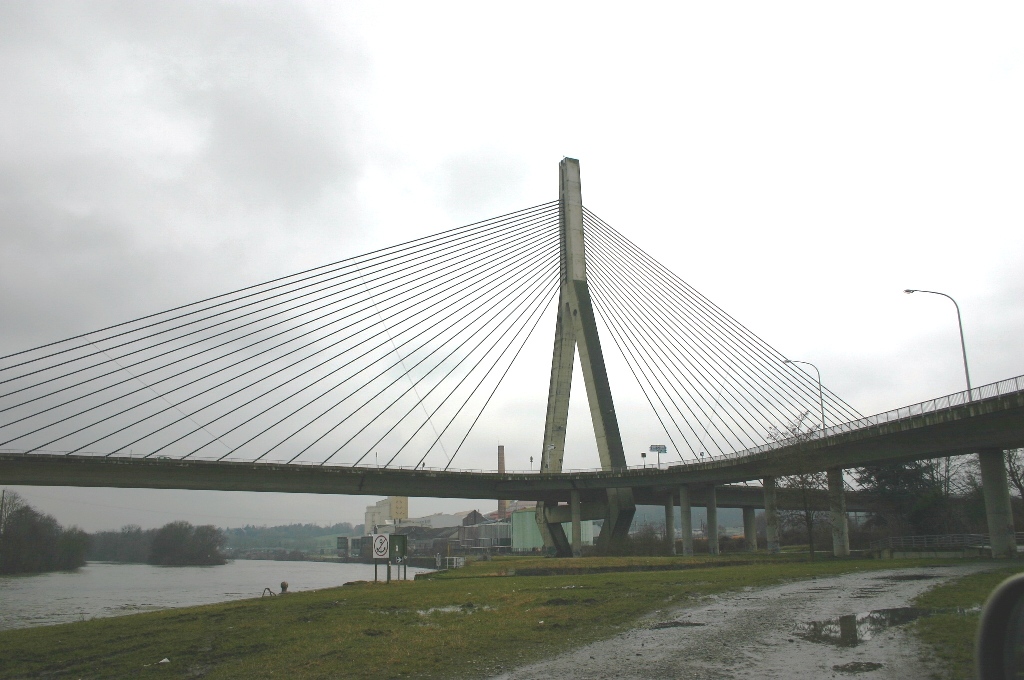 Le Pont Père Pire vu de la rive gauche de la Meuse 