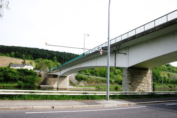Pont de la Moselle à Wormeldange (pont frontalier Luxembourg-Allemagne) 