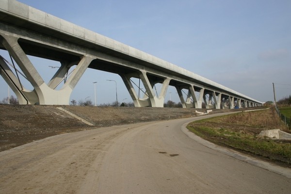 Eisenbanviadukt über die Autobahnausfahrt Battice 