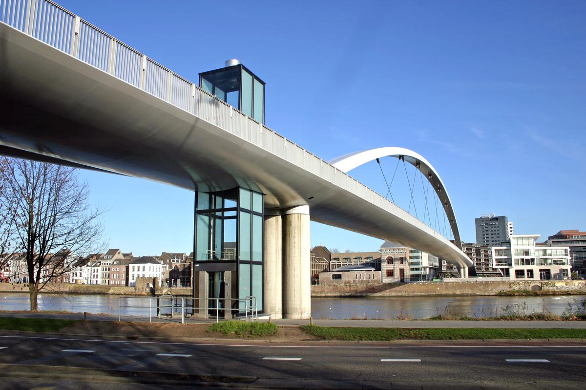 Pont Céramique vu de la rive gauche de la Meuse 