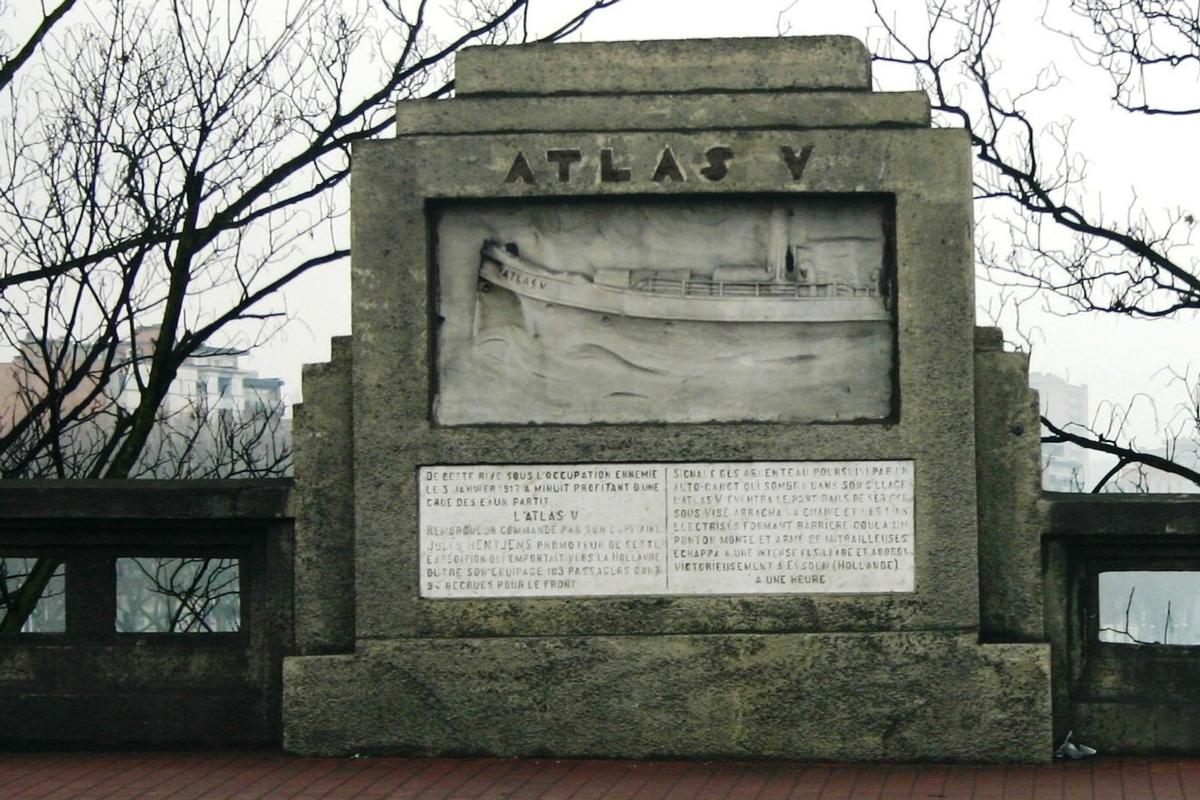Monument commémoratif sur le Pont Atlas 