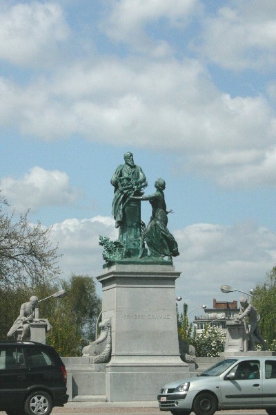 Das Monument von Zénobe Gramme an der Südauffahrt 