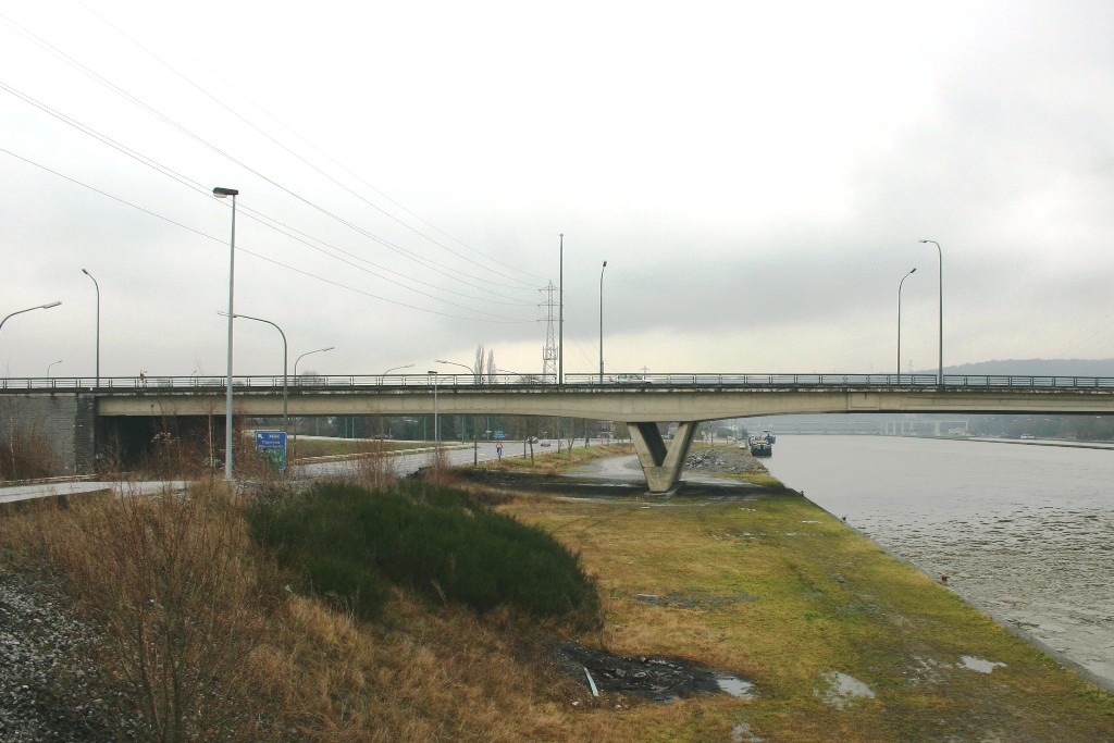 Le Pont d'Ampsin vu d'en amont de la rive gauche franchissant la Meuse et la Nationale 617b 