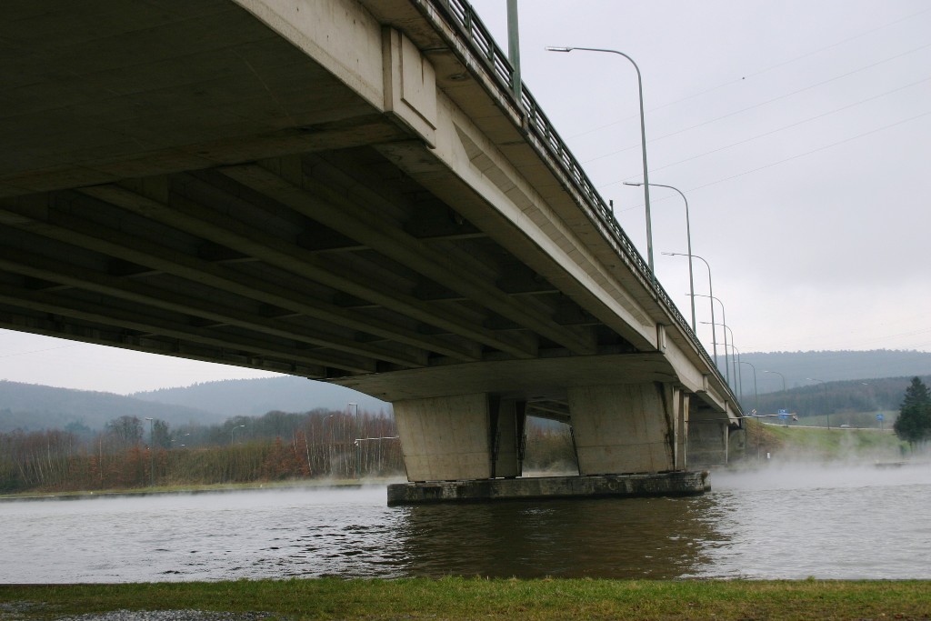 Le Pont d'Ampsin vu d'en amont de la rive gauche de la Meuse 