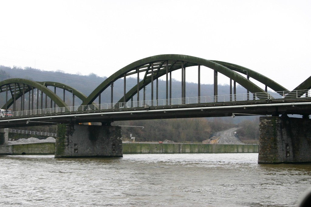 Le Pont d'Engis vu d'en aval sur la rive gauche de la Meuse 