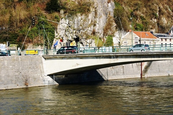Die Brücke von Esneux gesehen von flussabwärts linkes Ufer 