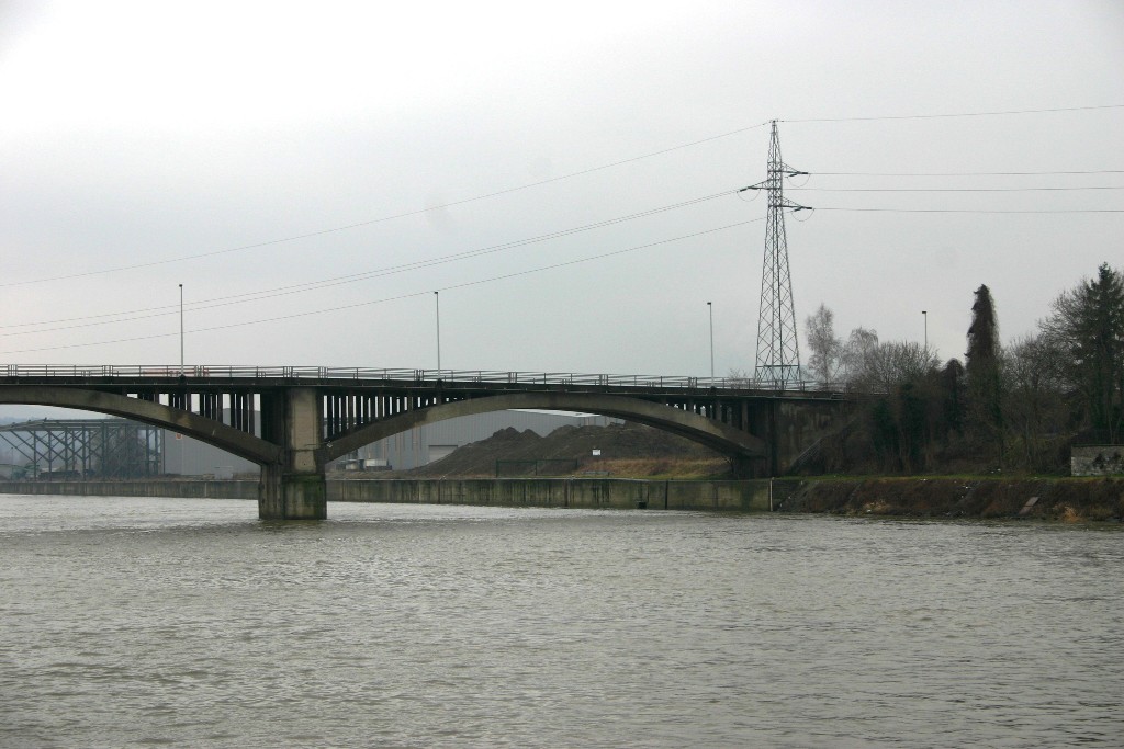 Le Pont d'Ombret vu d'en aval de la rive droite de la Meuse 