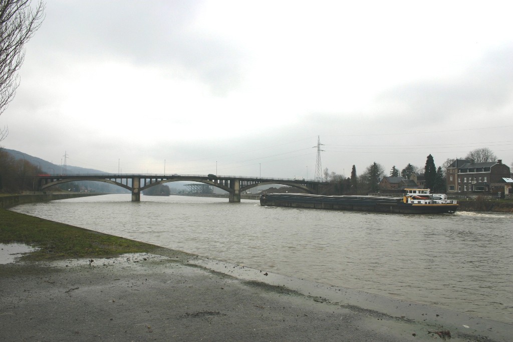 Le Pont d'Ombret vu d'en aval de la rive droite de la Meuse 