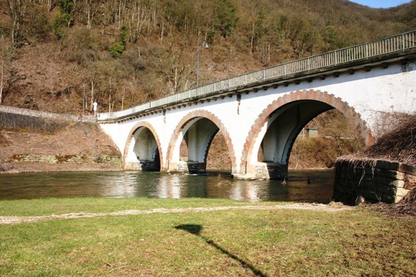 Pont de Bourscheid-Moulin vu de la rive droite amont 