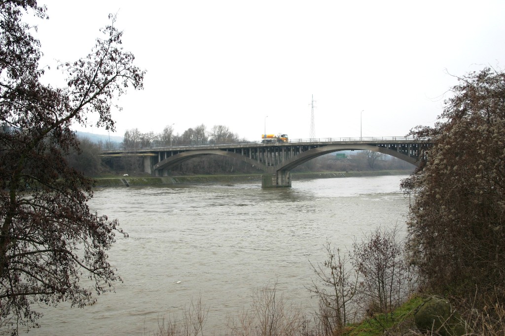 Le pont de Hermalle vu d'en aval rive gauche de la Meuse 