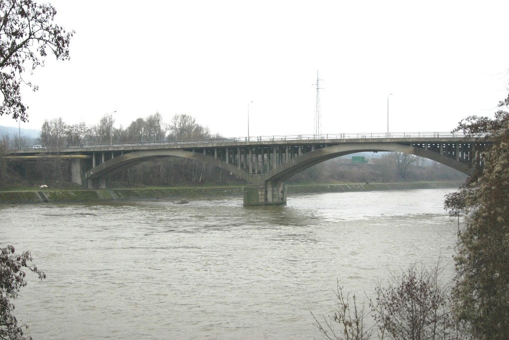 Le pont de Hermalle vu d'en aval rive gauche de la Meuse 