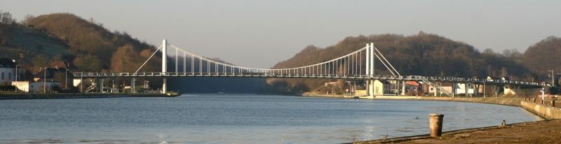 Brücke von flussauf am rechten Ufer gesehen 