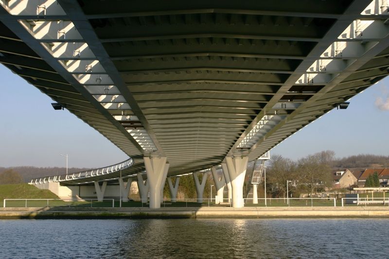 Brücke von unten in Richtung rechtes Ufer 