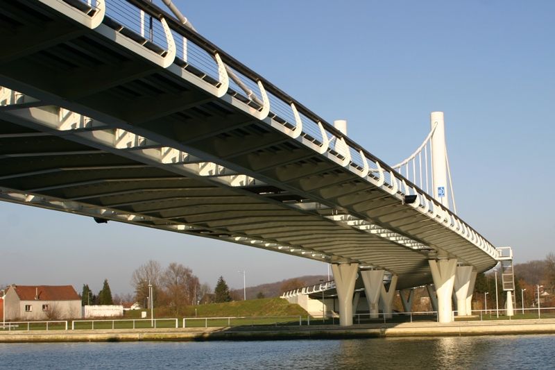 Brücke vom linken Ufer flussauf gesehen 