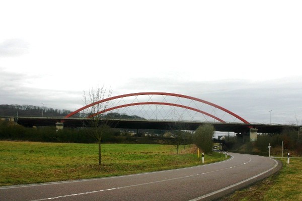 Die Autobahnbrücke der A13 (Luxemburg) in Schifflingen 