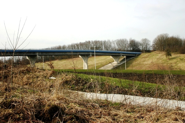 Brücke der Nationalstrasse 627 über die E 40 und den LGV Tunnel Nähe Herve 