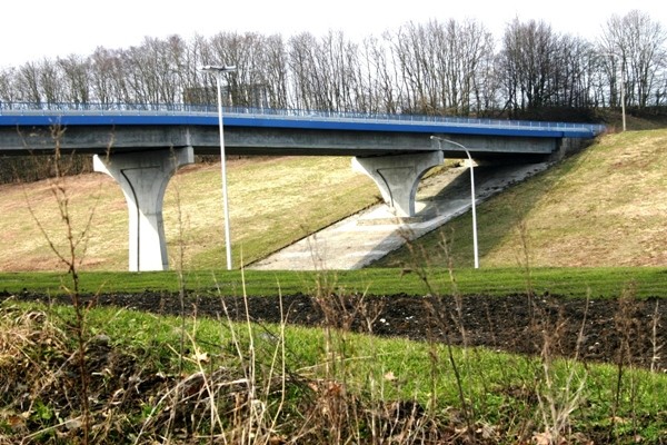 Brücke der Nationalstrasse 627 über die E 40 und den LGV Tunnel Nähe Herve 