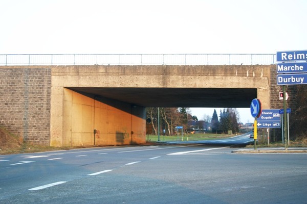 Brücke der Route du Condroz (Nationalstrasse 63) über die Nationalstrasse 641 