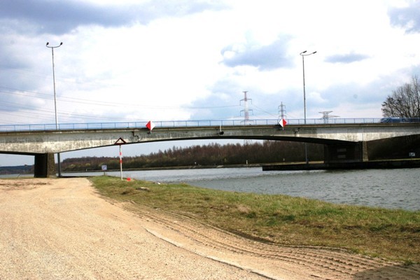 Die Zutendaalbrücke über den Albertkanal 