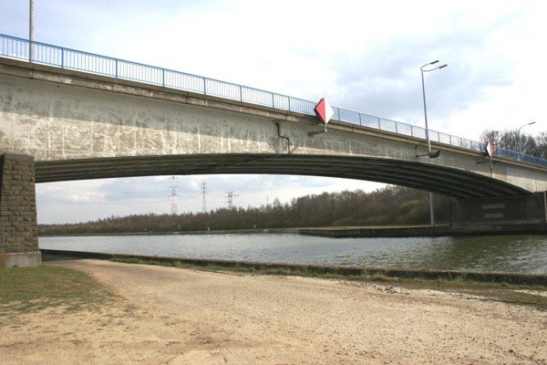 Die Zutendaalbrücke über den Albertkanal 