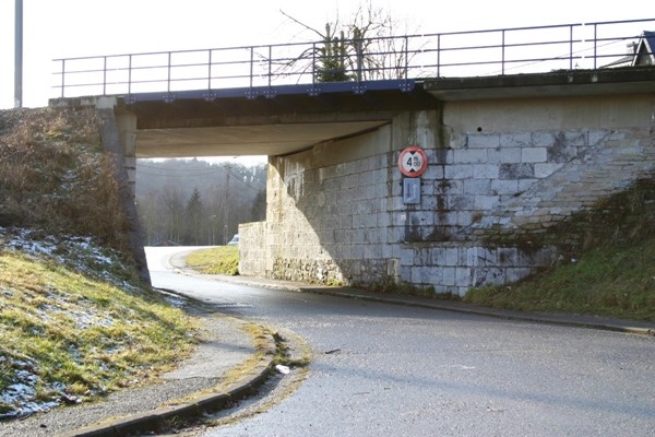 Pont ferroviaire à Hony. Ce pont faisait partie du canal (bief de Hony) maintenant remblaié vu d'en aval 