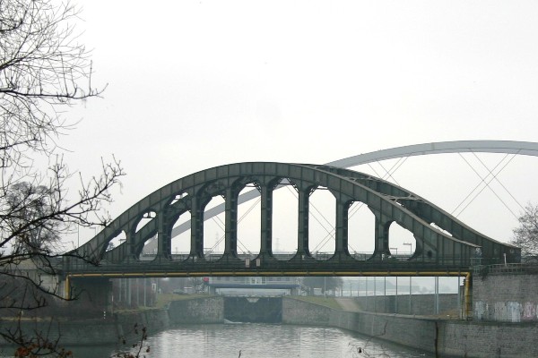 Mediendatei Nr. 56348 Die Eisenbahnbrücke der Monsininsel mit der Monsinschleuse, die Brücke kreuzt das untere Schleusenbecken welches zur Maas und zum Kanal von Visé führt