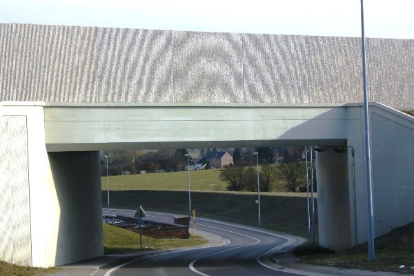 High-speed rail bridge across the N 604 at Soumagne 