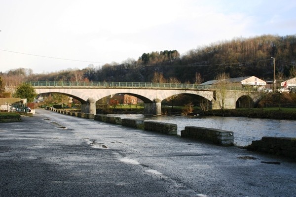 Die Amelbrücke in Pont de Sçay von flussabwärts gesehen 