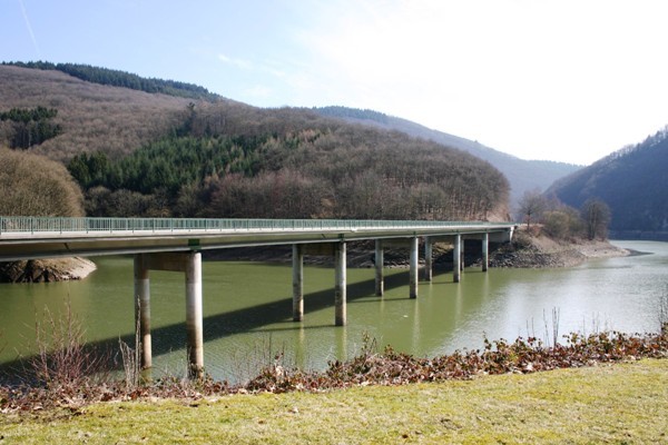 Brücke über den Oursee zwischen Biwels und Vianden 