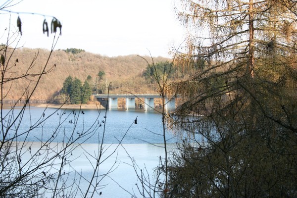 Brücke im Obersauerstausee über das Tal des Bachs genannt Dirbech 