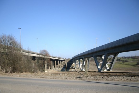 Der Viadukt von José neben dem Autobahnviadukt der E40 