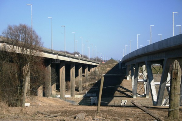 Der Viadukt von José neben dem Autobahnviadukt der E40 